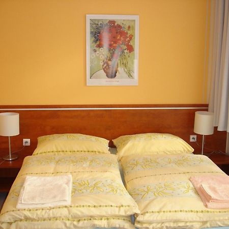 RED DEER Hotel Brezno Buitenkant foto