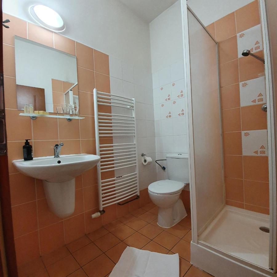 RED DEER Hotel Brezno Buitenkant foto