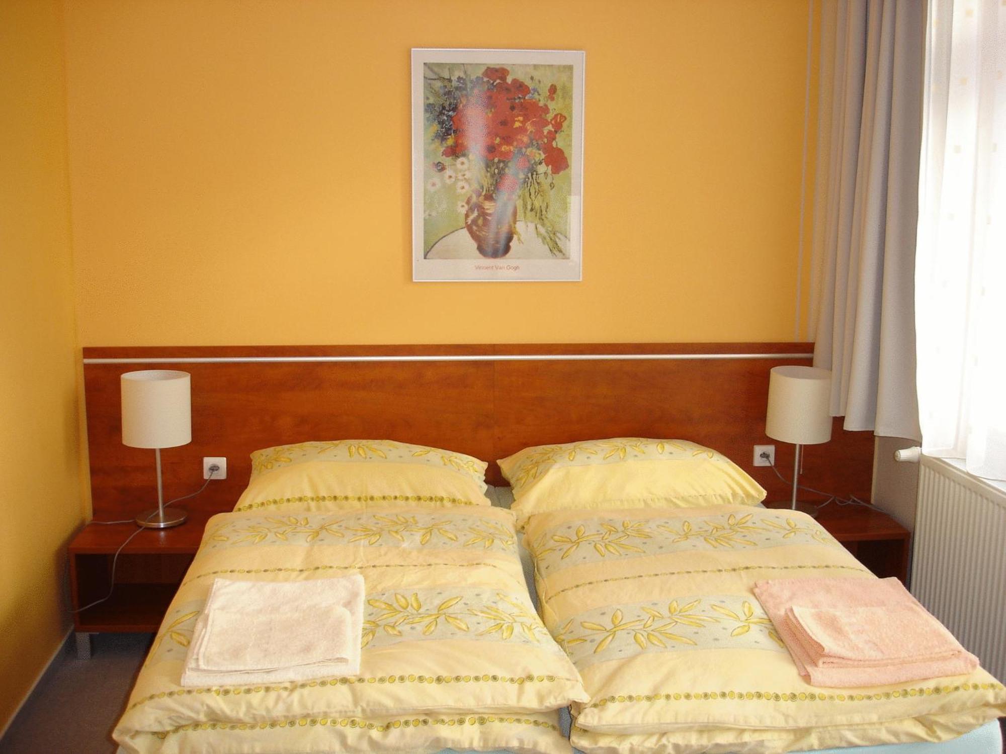 RED DEER Hotel Brezno Buitenkant foto